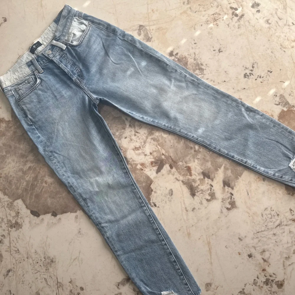 EUC 7 for All Mankind Light Wash Women's Skinny Jeans with Subtle Distress - Picture 3 of 9